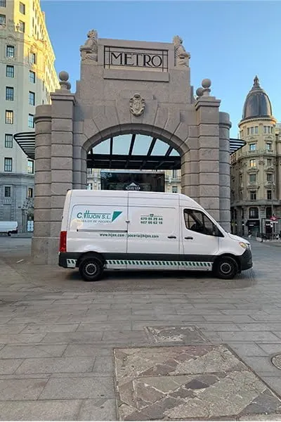 Furgoneta rotulada de C. Hijón Trabajos de Pocería en Madrid