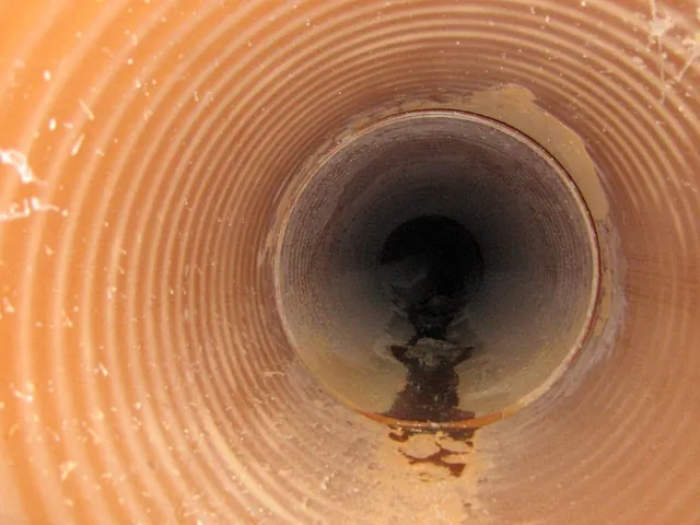 Inspección con cámara del interior de una tubería de saneamiento