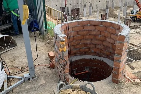 Pozo de registro de ladrillo en construcción